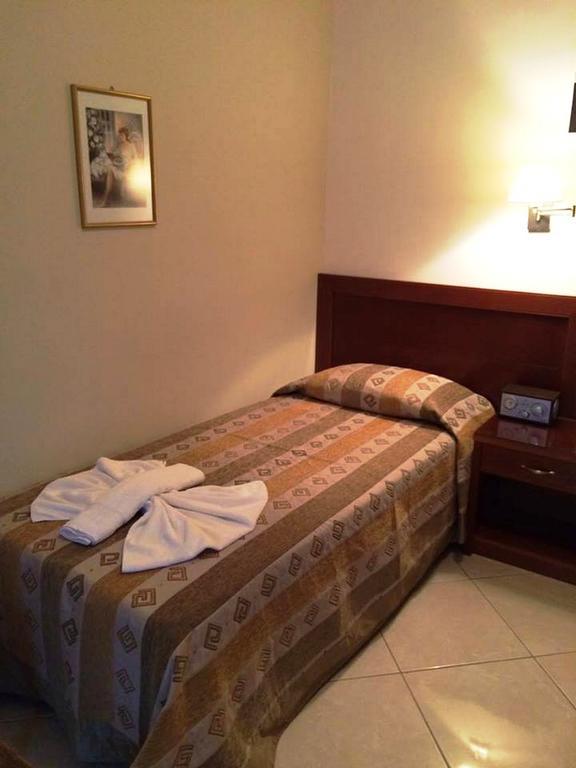 Nefeli Hotel Ágios Kírykos Rum bild
