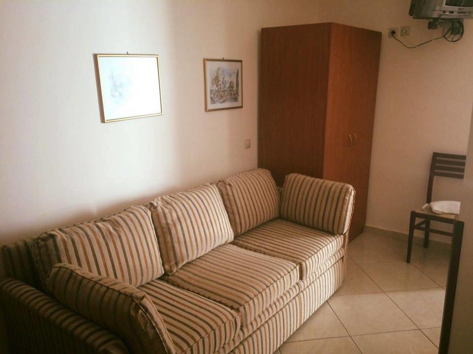Nefeli Hotel Ágios Kírykos Exteriör bild